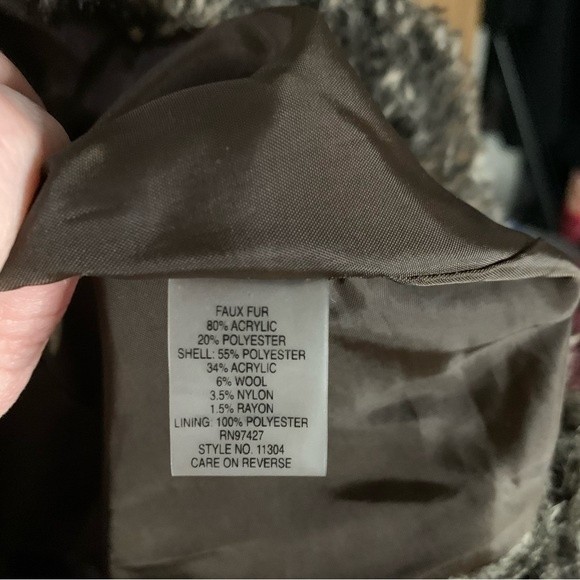 Dolce Cabo Faux Fur Brown and Tan Vest. Size Large. - Picture 6 of 7